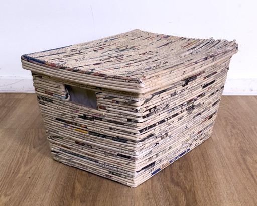 Handmade storage basket made of newspaper – decoratieve objecten