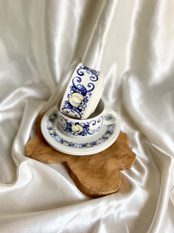 Image 1 of Villeroy & Boch Cadiz - Grandes tasses thé ou café vintage avec soucoupes - motif floral bleu et jaune, faïence Luxembourg 70s