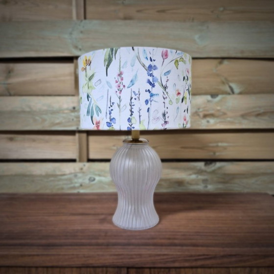 Image 1 of Lampada da tavolo, lampada da comodino, base in vetro, paralume cilindrico floreale