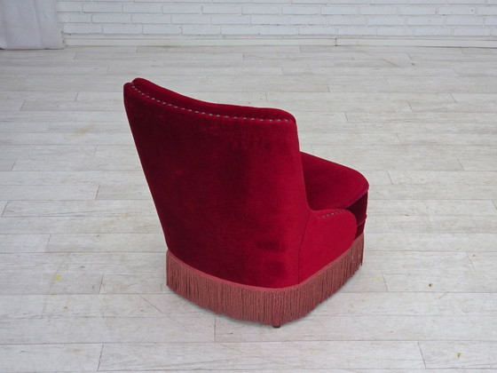 Image 1 of Fauteuil danois des années 1960, revêtement d'origine en velours rouge, pieds en bois de hêtre.