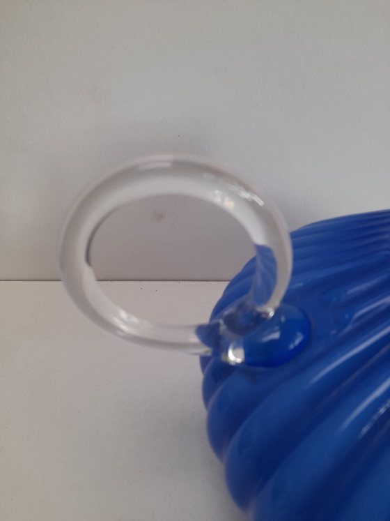 Image 1 of Vase en opaline bleue à anse ronde