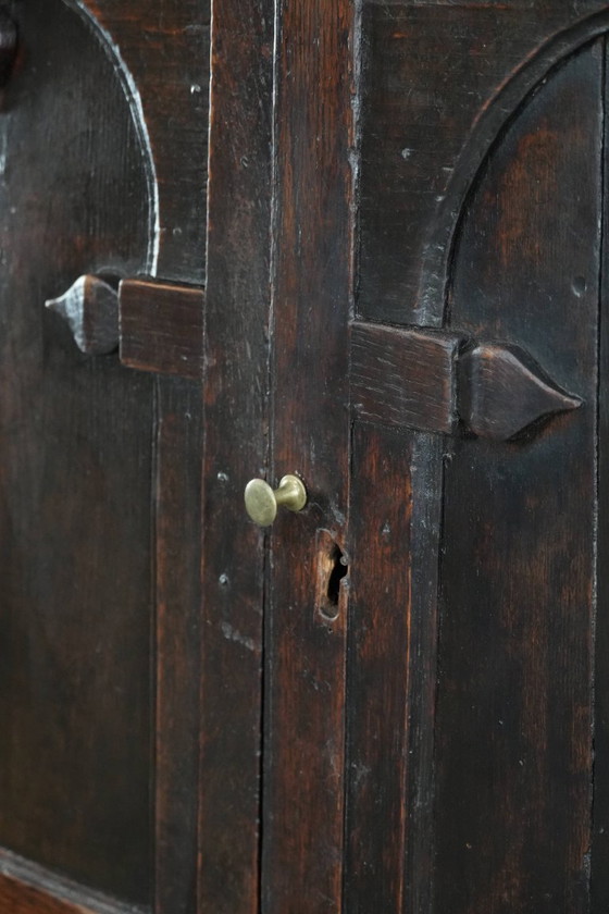 Image 1 of Armoire/meuble ancien en chêne anglais sur support du XVIIe siècle