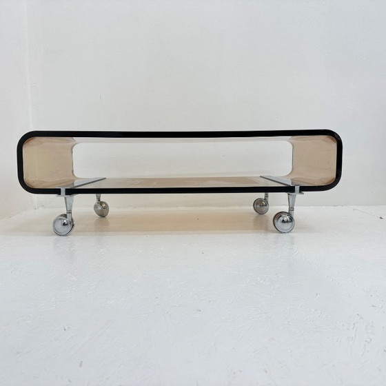 Image 1 of Mesa de centro de plexiglás de mediados de siglo, diseñada por Michel Dumas para Roche Bobois en 1972.