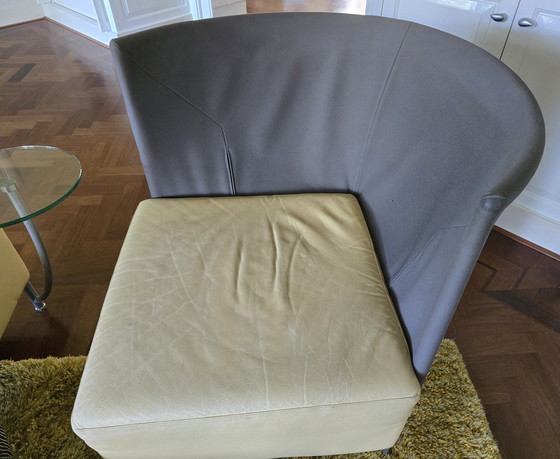 Image 1 of 2 sillas Montis. La silla izquierda tiene un retablo de cristal giratorio