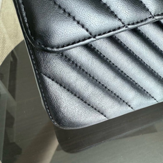 Image 1 of Borsa Chanel Classic Flap Medium - 25 cm in pelle di agnello con motivo chevron, nera, con finiture dorate, serie 23