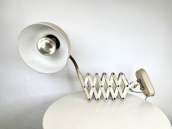 Image 1 of Middelgrote Vintage Industriële Bauhaus Schaar Wandlamp In Creme Wit / Grijs / Licht Beige - Vintage Accordeon MCM Wandlampen
