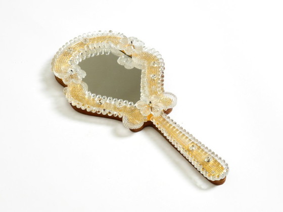 Image 1 of Magnifique miroir à main ou mural vénitien Mid Century Modern avec rosaces en verre de Murano. Fabriqué en Italie