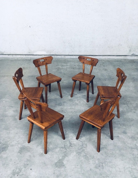 Image 1 of Handgefertigtes Esszimmerstuhl-Set aus rustikaler Eiche im Stil der Volkskunst, Frankreich, 1940er Jahre