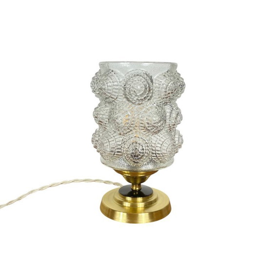 Antique globe table lamp in molded clear glass and brass base (photo 9 of 9)
