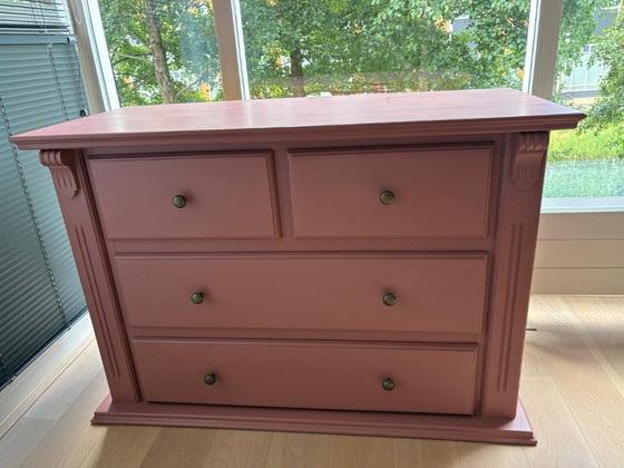 Image 1 of Cassettiera vintage rosa/viola con pomelli in ottone
