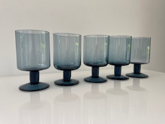 Image 1 of Juego de 5 copas escandinavas con tallo, de cristal ahumado azul.
