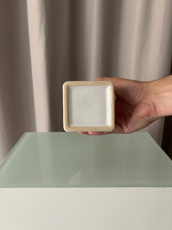 Königliche weiße Keramikvase mit geometrischem Design, Royal, Vasen, Modern (Foto 4 von 9)