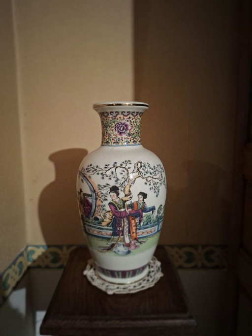 Herkomst: Japan (Authentieke markering onder de basis)
Type: Decoratieve keramische / geëmailleerde porseleinen Vaas
Stijl