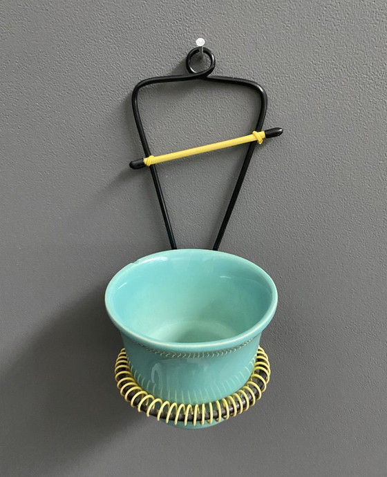 Image 1 of Wandhanger inclusief bloempot in groen, jaren 60.