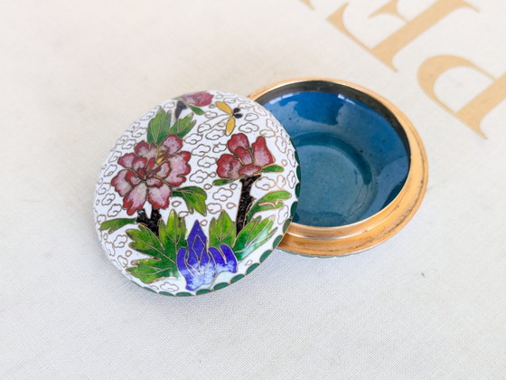 Scatola portagioie vintage in cloisonné, decorata a mano con orchidee e farfalle smaltate. (photo 9 of 10)