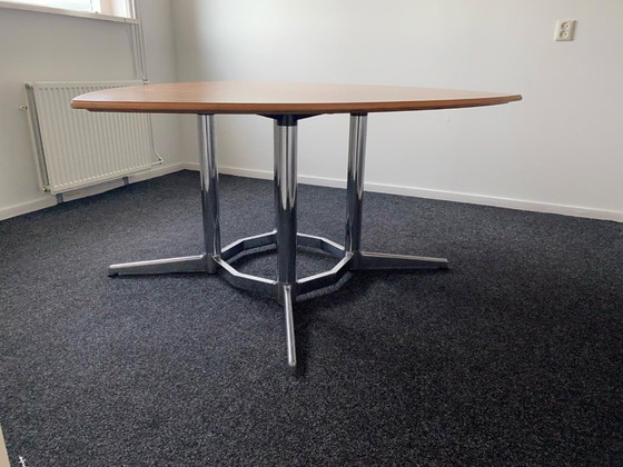 Image 1 of Grote ronde vergadertafel met 'segmented' poot