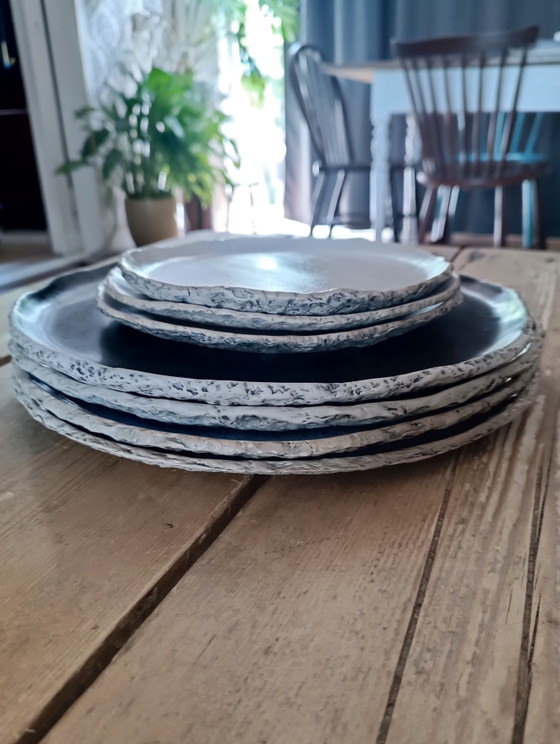 Image 1 of 7 handgefertigte Keramikteller von Kari Ceramics