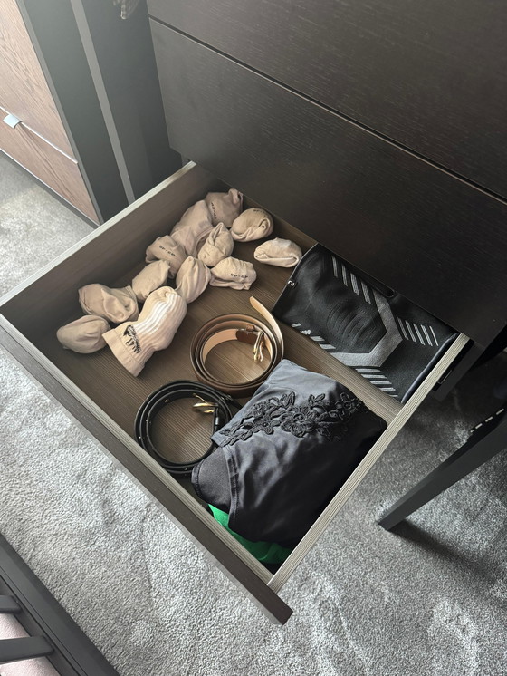 Image 1 of Porro begehbarer Kleiderschrank, schwarzer Ständer, Einlegeböden Melamin-Kohlefaser