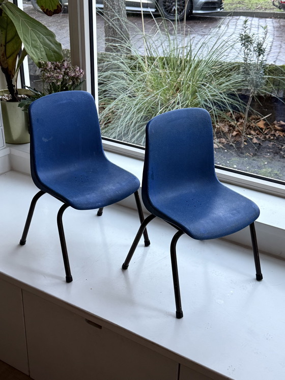 Image 1 of Een paar vintage blauwe Grosfillex schoolstoelen – gemaakt in Frankrijk – industriële stijl uit het midden van de 20e eeuw