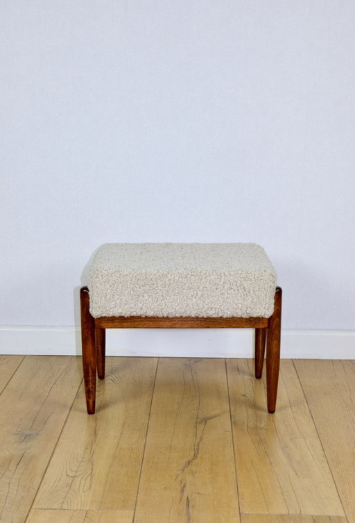 Taburete Edmund Homa, asiento de bouclé color crema marfil beige, piel de cordero de pelo largo. Similares.