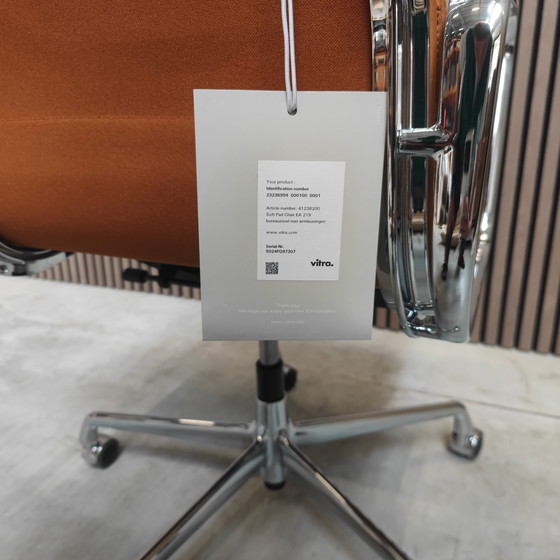 Image 1 of Silla Vitra Eames EA 219 Soft Pad – Cuero premium color coñac