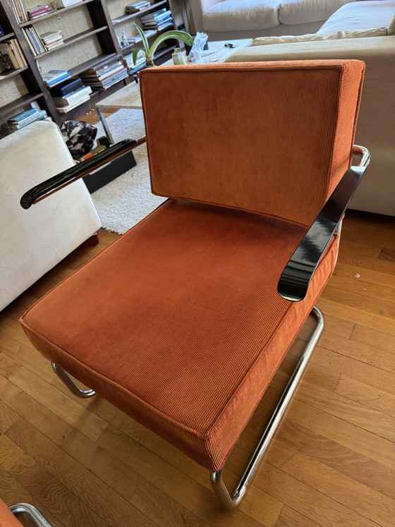 Image 1 of Preciosa silla con otomana de Zuiver en pana naranja y estructura tubular cromada.