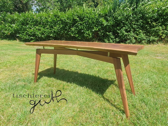 Image 1 of Couchtisch Nussbaum mit Messingeinlage Schwebende Platte Baumkante exklusive Maserung