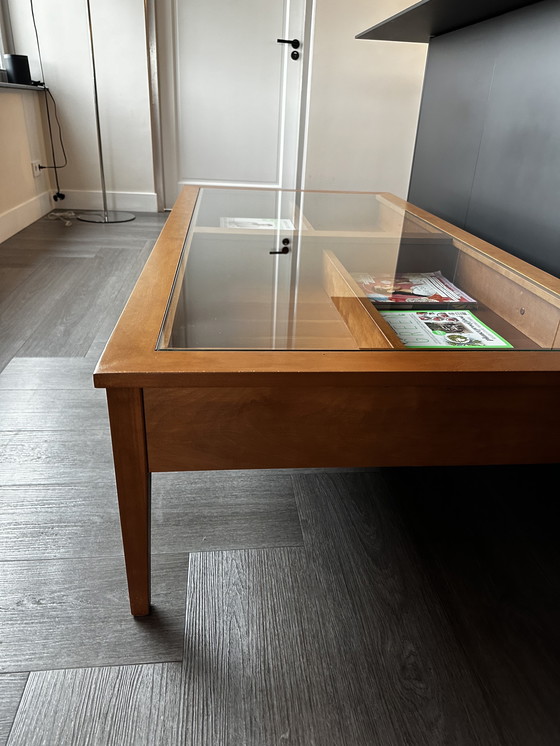 Image 1 of Table basse avec plateau en verre et tiroirs