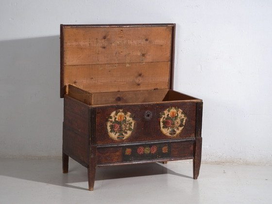 Antiguo arcón nupcial policromado de pino de Europa Central con cartelas florales – Tirol, c. 1890 (photo 24 of 40)