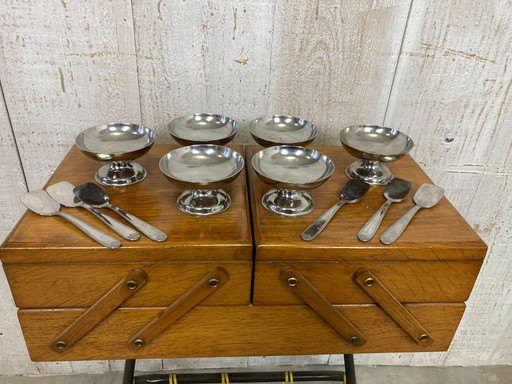 6 ice cream cups and small spoons