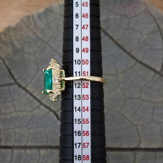 Image 1 of Ring mit smaragdgrünem Glascabochon und Strasssteinen