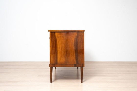 Biedermeier commode met twee lades van notenhout met Franse lakafwerking, Duitsland, circa 1850 – Ladekasten (photo 14 of 15)