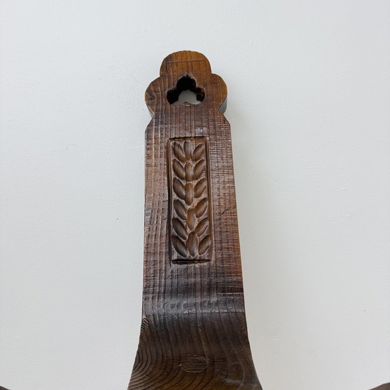 Image 1 of Brutalistische handgesneden eikenhouten Spaanse driepootstoel , jaren 1970