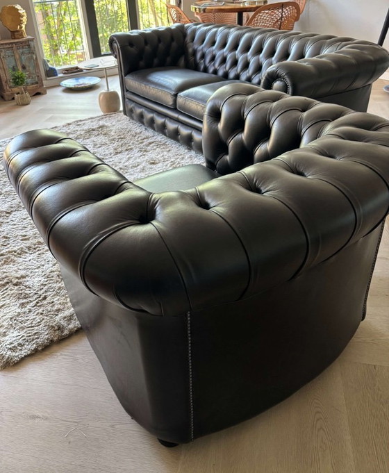Image 1 of Original SPRINGVALE CHESTERFIELD 3-Sitzer-Sofa + Sessel + Fußhocker