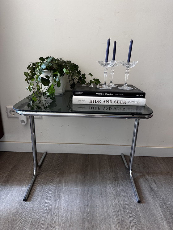 Image 1 of Mesa auxiliar estilo Bauhaus con cristal ahumado