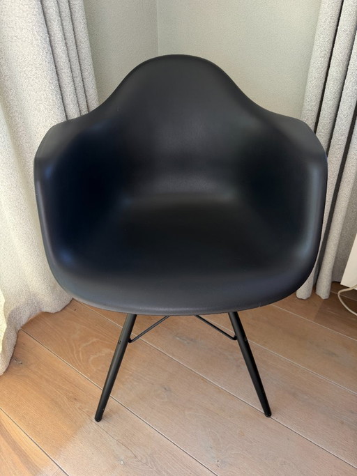 Sedia DAW Vitra Eames nera