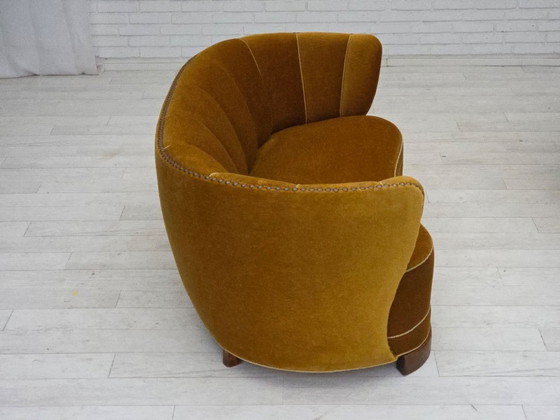 Image 1 of Deense "Banan" tweezitsbank uit de jaren 60, origineel olijfgroen meubelvelours.