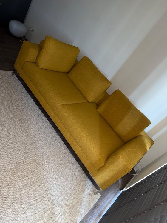 Splendido divano Aikon a 3 posti, disponibile in pronta consegna – Giallo Girasole 🌻 – Design on Stock (photo 6 of 16)
