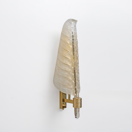 Image 1 of Par de apliques de pared de cristal de Murano con forma de hoja, con detalles en polvo de oro y latón, Italia.