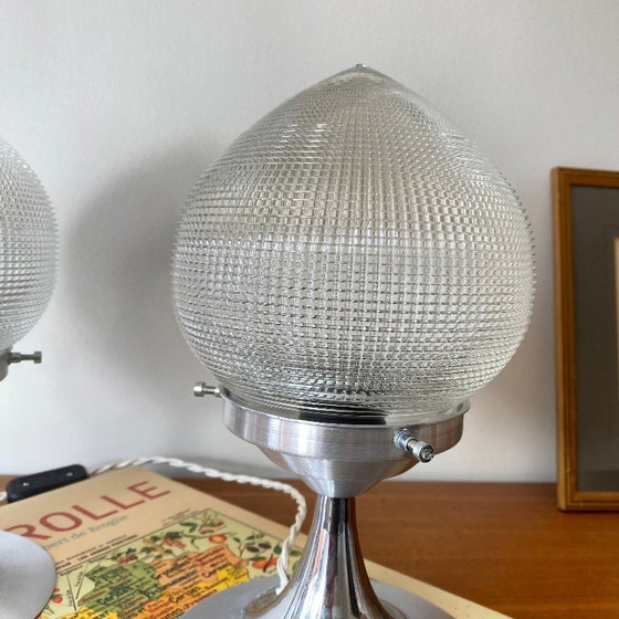 Image 1 of Coppia di lampade a globo vintage in vetro stile Holophane e metallo cromato