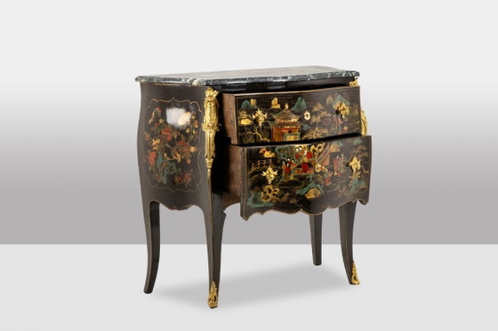 Image 1 of Commode sauteuse de style Louis XV en laque. Années 1950.