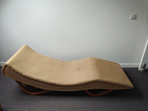 Wicker chaise longue
