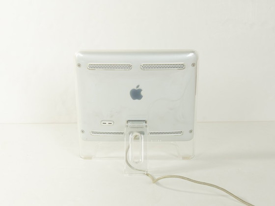 Image 1 of Power Mac G4 Cube et écran Studio 17 pouces, Apple, années 2000, vintage