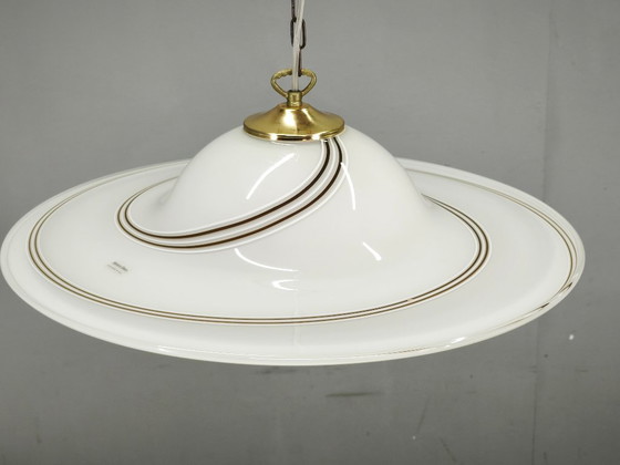 Paar Italiaanse Murano opaalglas en messing hanglampen uit de jaren 70 – Kroonluchters (photo 9 of 15)