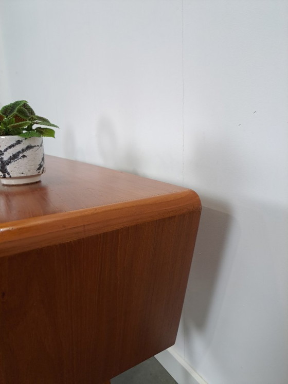 Image 1 of Teak vrijstaand partner bureau met schuine vormen, lades en extra uitschuifbaar werkblad