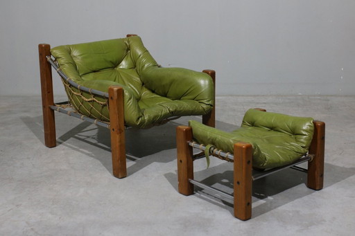 Sillón y otomana de cuero de Jean Gillon