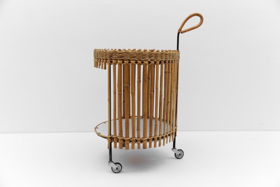 Image 1 of Set van 2 Mid-Century Modern ronde serveerwagens van bamboe, jaren 60,