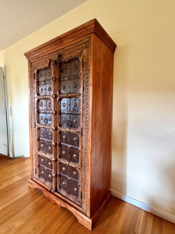 Indian cabinet with historic teak front door from Rajasthan – Storage cabinet, Wood (photo 4 of 7)