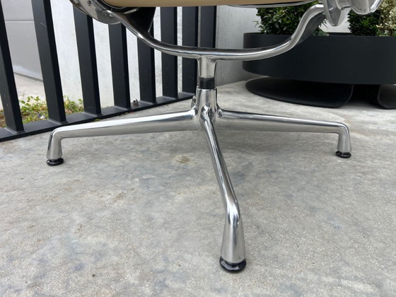 Vitra Eames EA216 Lederen Fauteuil – Leather, Metal (photo 5 of 12)