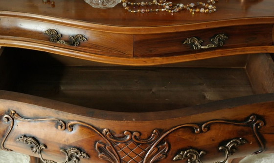 Image 1 of Cómoda sepulcral de nogal estilo Luis XV, siglo XX